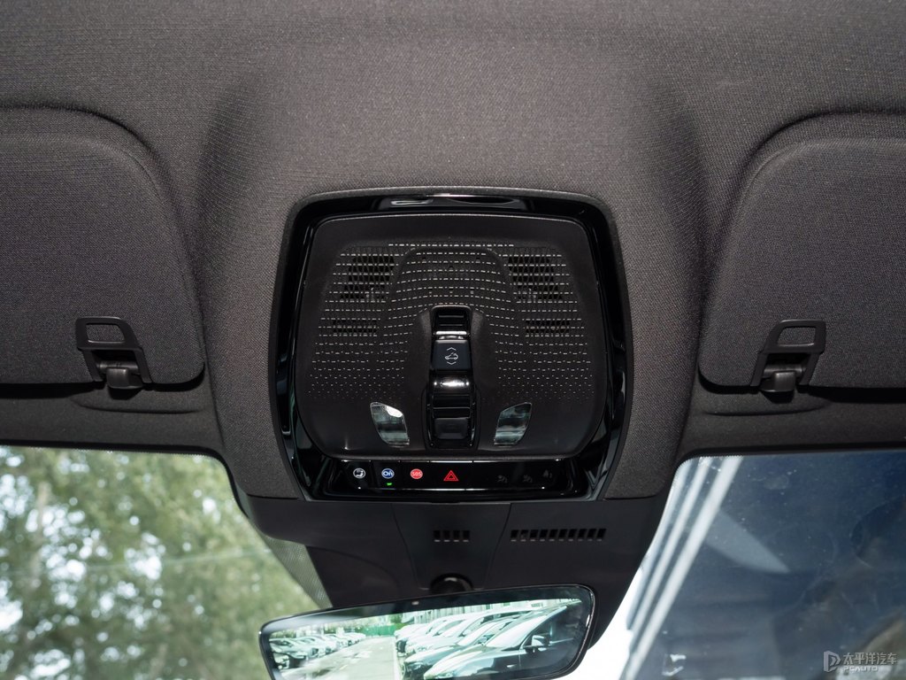 曼哈頓灰凱迪拉克XT5車廂內(nèi)飾圖片