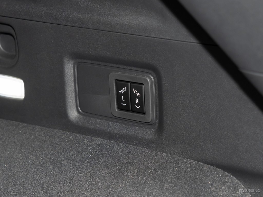 曼哈頓灰凱迪拉克XT5后備廂空間圖片