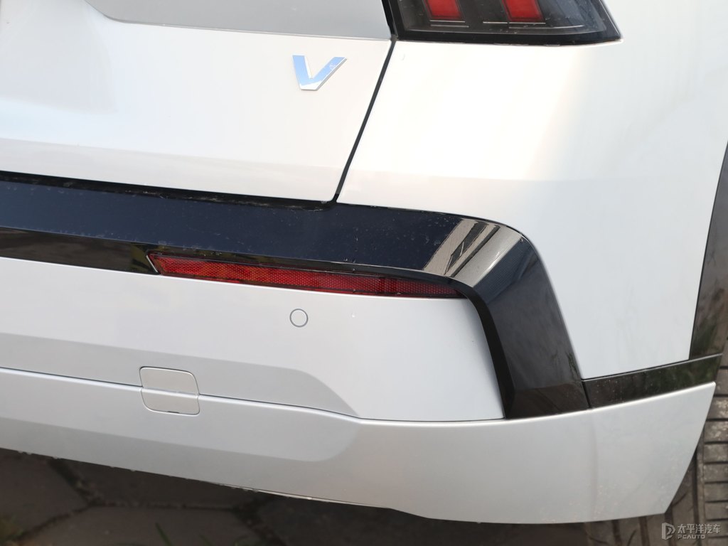全息銀AION V車(chē)尾外觀圖片