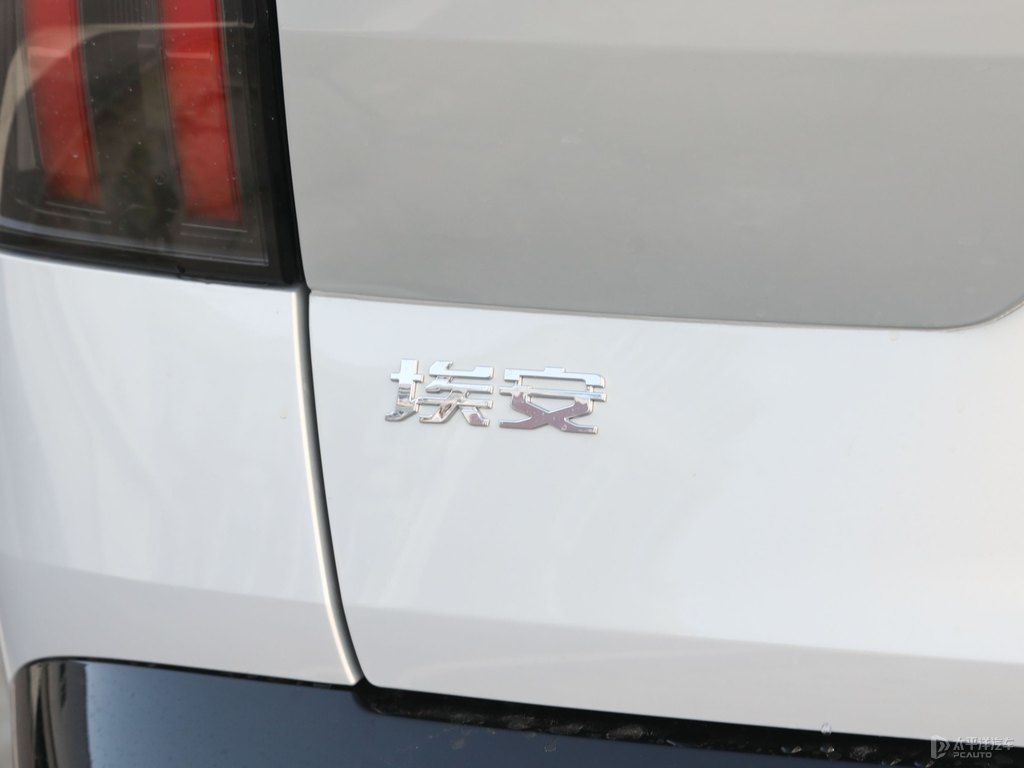 全息銀AION V車尾外觀圖片