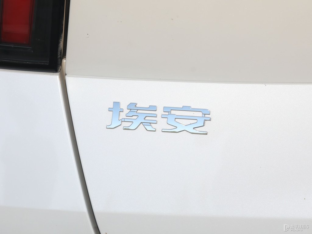 極地白AION V車尾外觀圖片