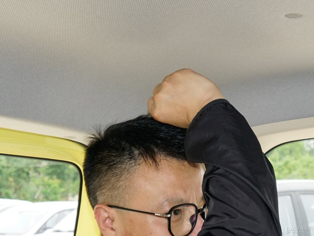 輕芒黃宏光MINIEV駕乘空間空間圖片