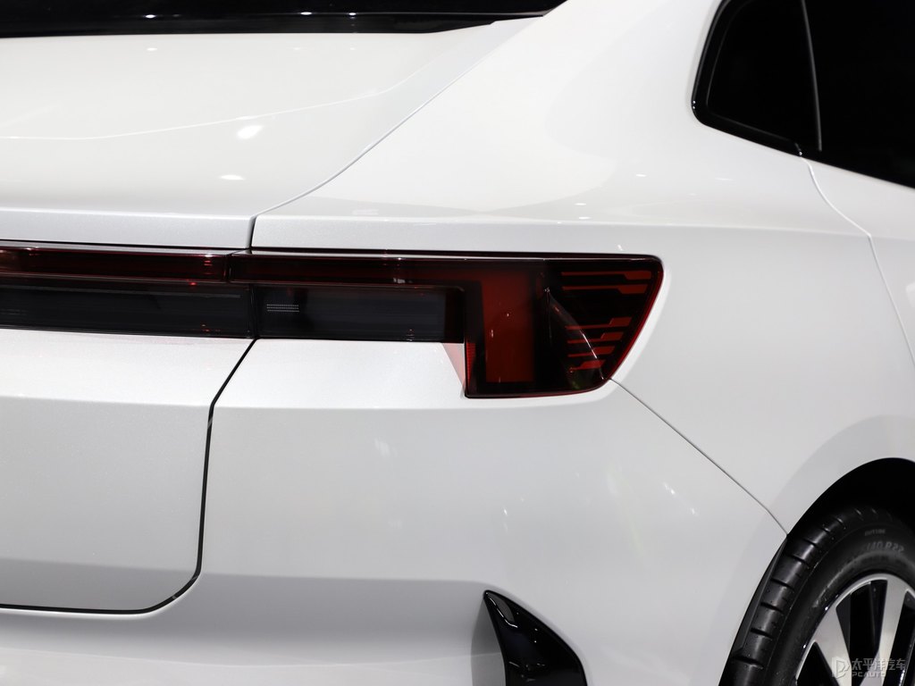 ѩPolestar 4܇β^DƬ