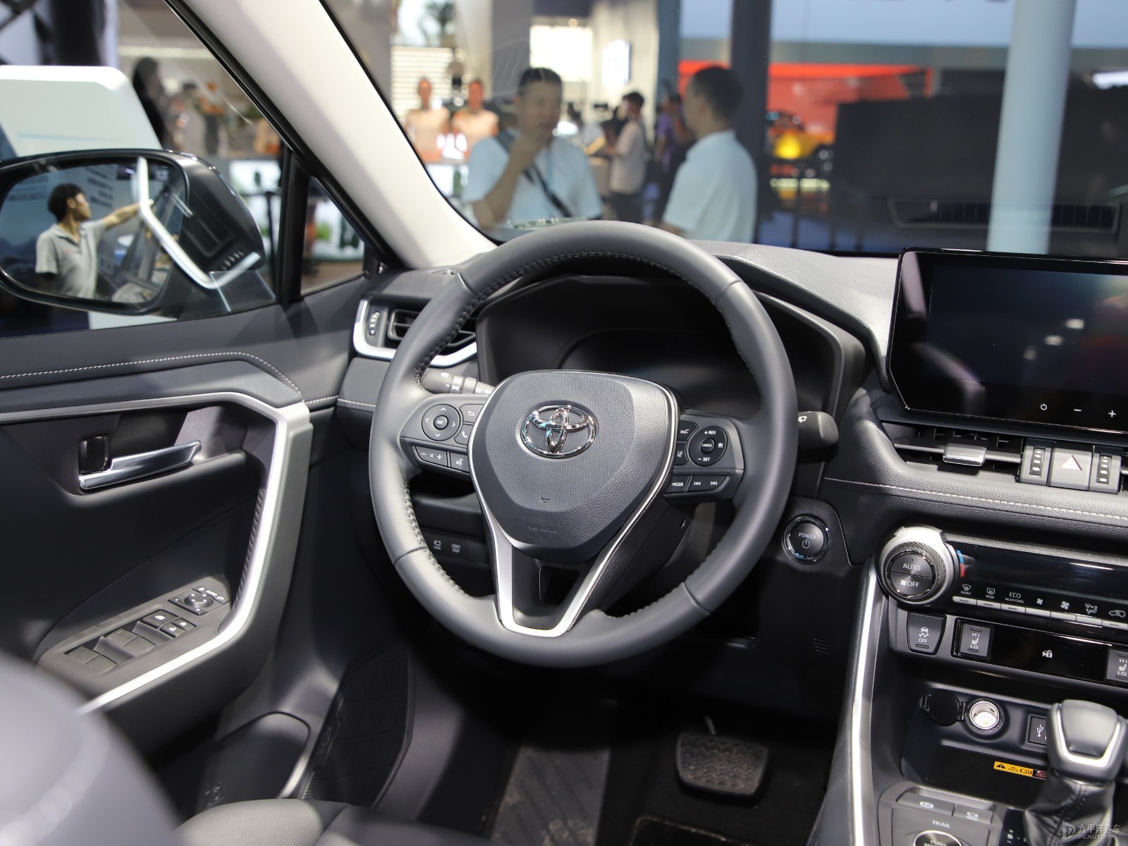 RAV4榮放雙擎E+內(nèi)飾高清大圖