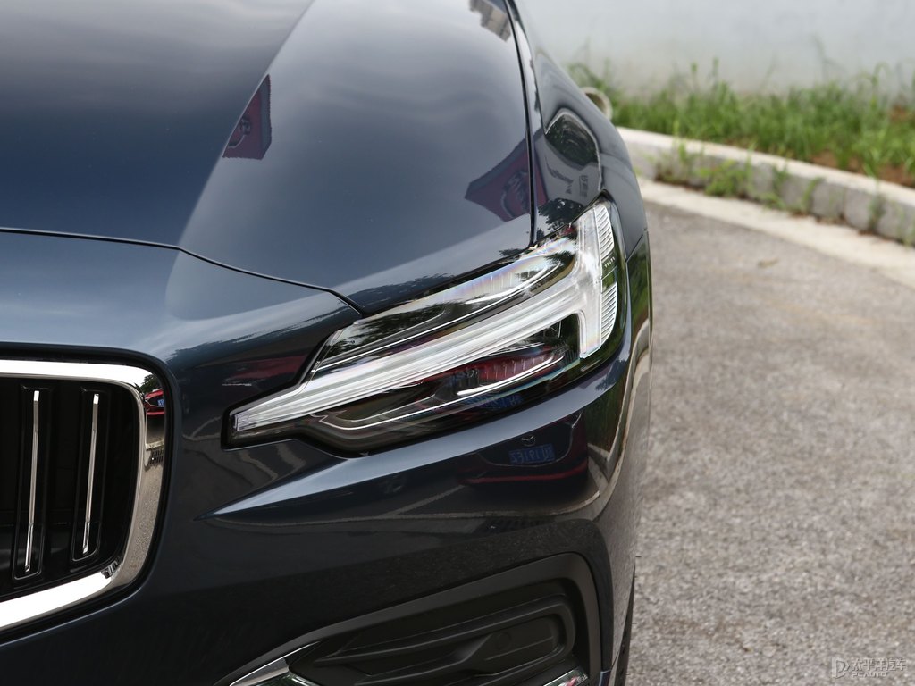 牛仔藍沃爾沃S60車頭外觀圖片