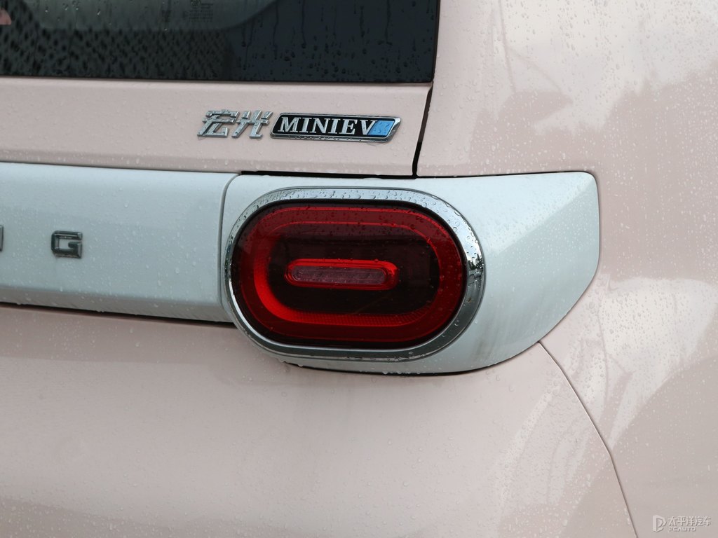 白桃粉宏光MINIEV車尾外觀圖片