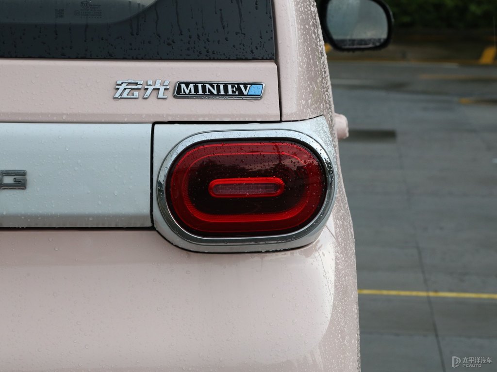 白桃粉宏光MINIEV車尾外觀圖片