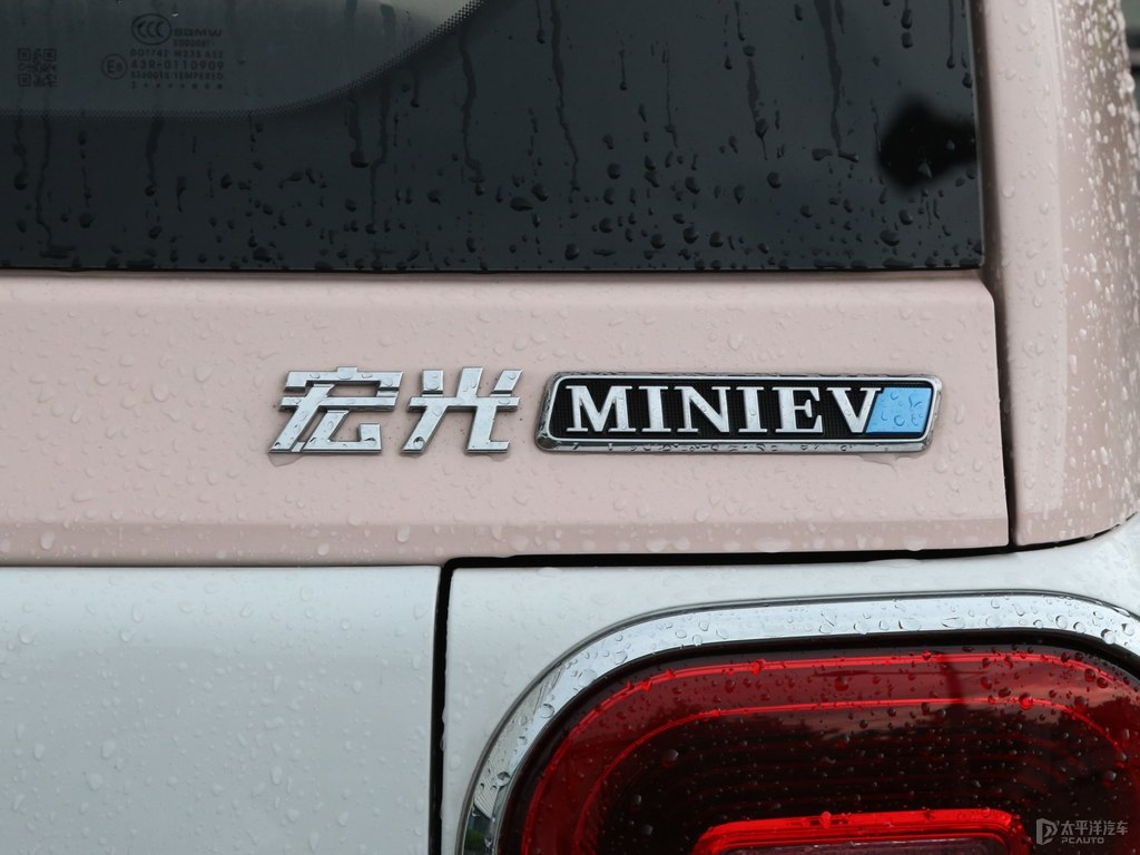 白桃粉宏光MINIEV車尾外觀圖片