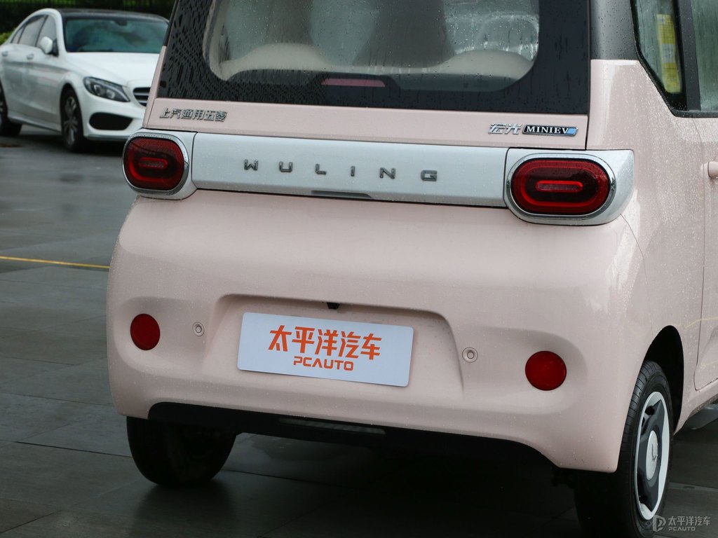 白桃粉宏光MINIEV車尾外觀圖片