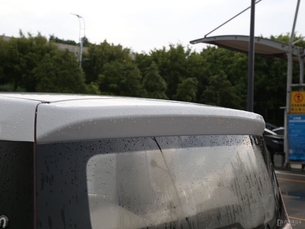 白桃粉宏光MINIEV車尾外觀圖片