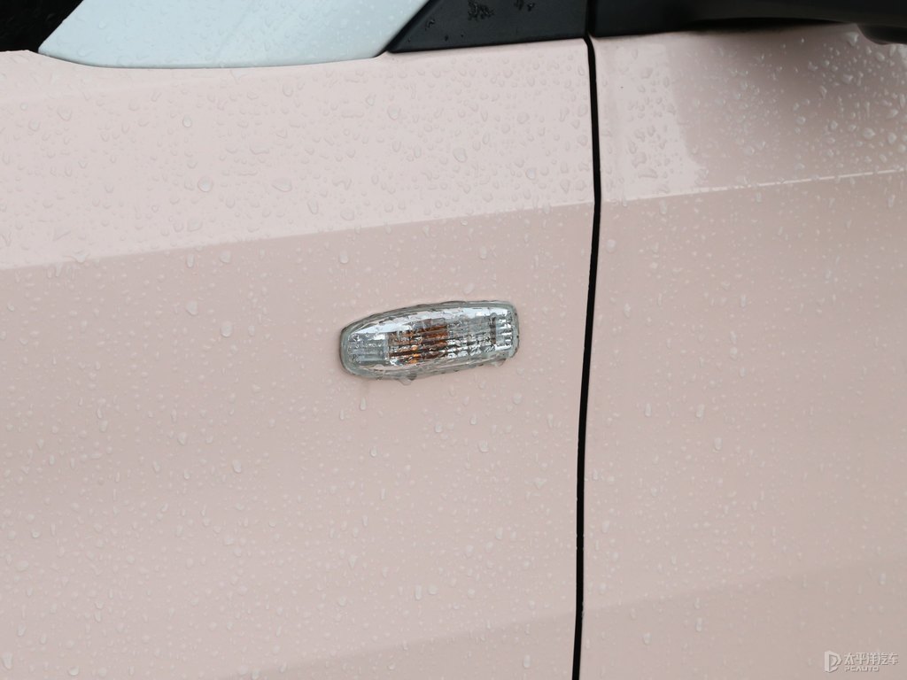 白桃粉宏光MINIEV車身外觀圖片