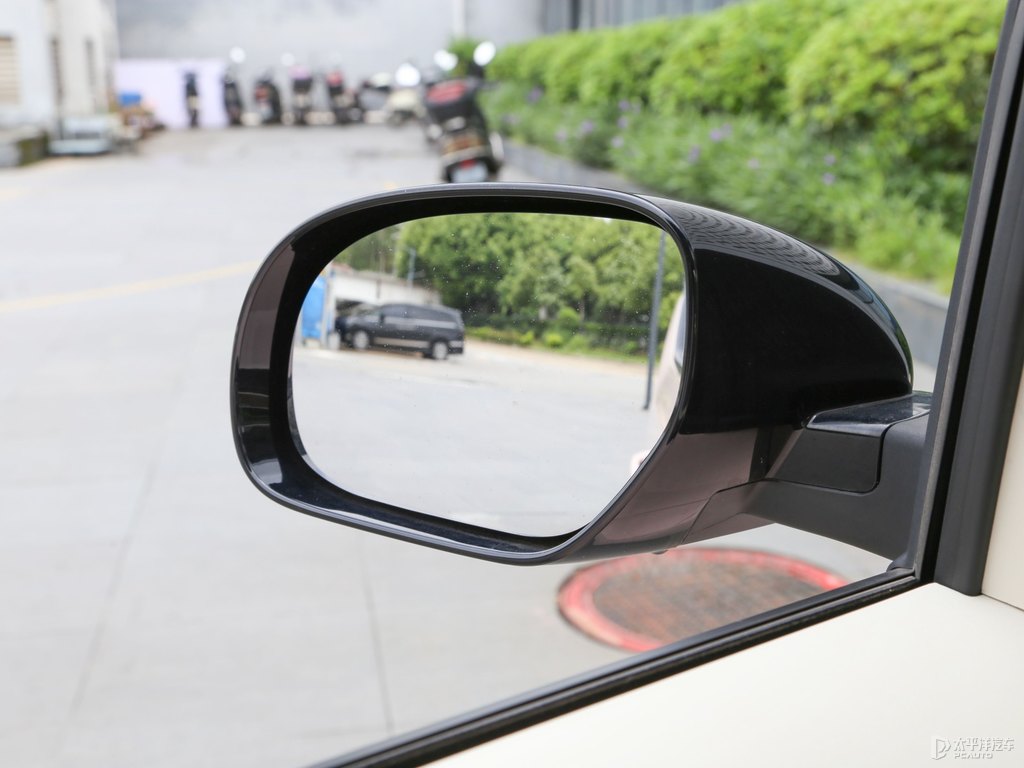 白桃粉宏光MINIEV車身外觀圖片