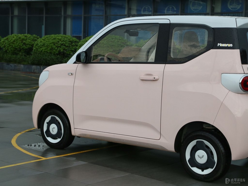 白桃粉宏光MINIEV車身外觀圖片