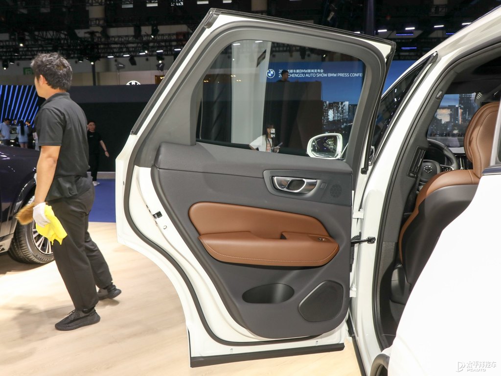 水晶白沃爾沃XC60新能源車廂內(nèi)飾圖片