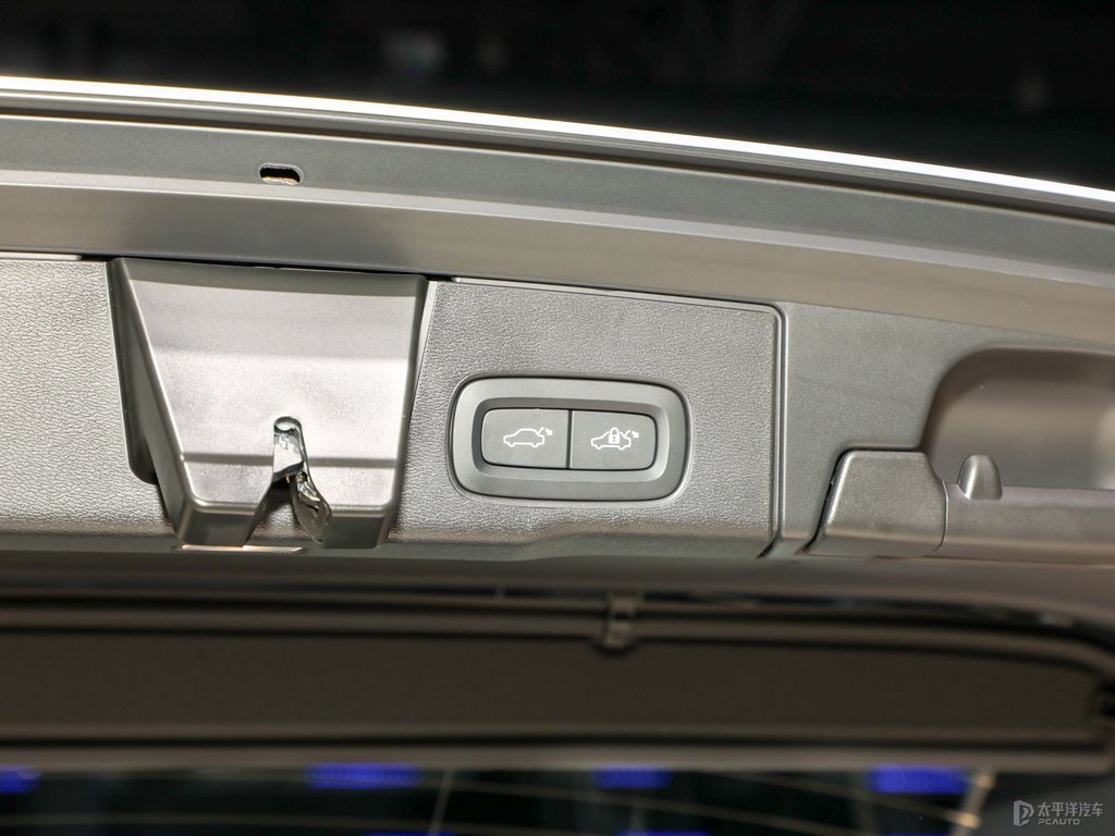 水晶白沃爾沃XC60新能源后備廂空間圖片