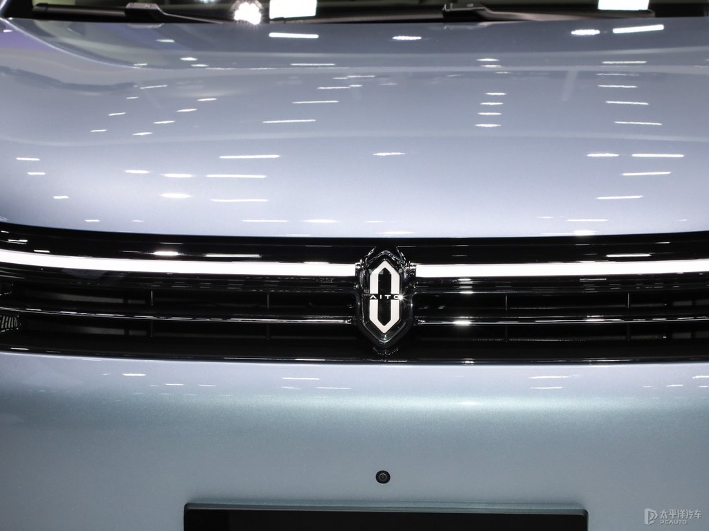 天青藍(lán)問(wèn)界M7車(chē)頭外觀圖片