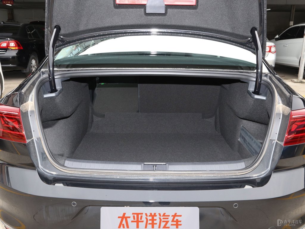 幻影黑邁騰后備廂空間圖片