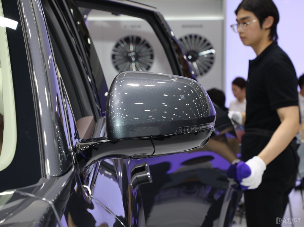 深空灰問(wèn)界M7車(chē)身外觀圖片