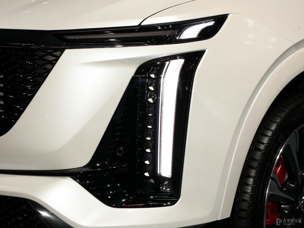 阿拉斯加白凱迪拉克XT5車頭外觀圖片