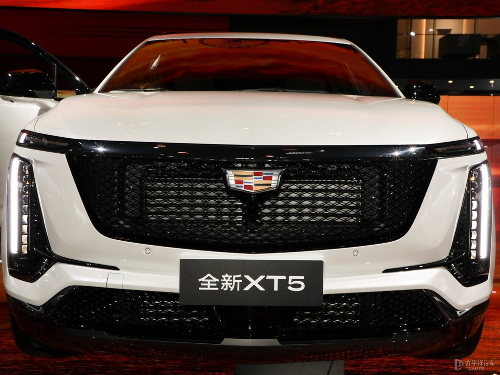 阿拉斯加白凱迪拉克XT5車頭外觀圖片