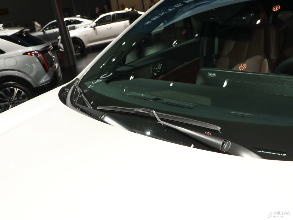 阿拉斯加白凱迪拉克XT5車身外觀圖片