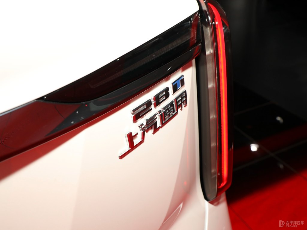 阿拉斯加白凱迪拉克XT5車(chē)尾外觀圖片