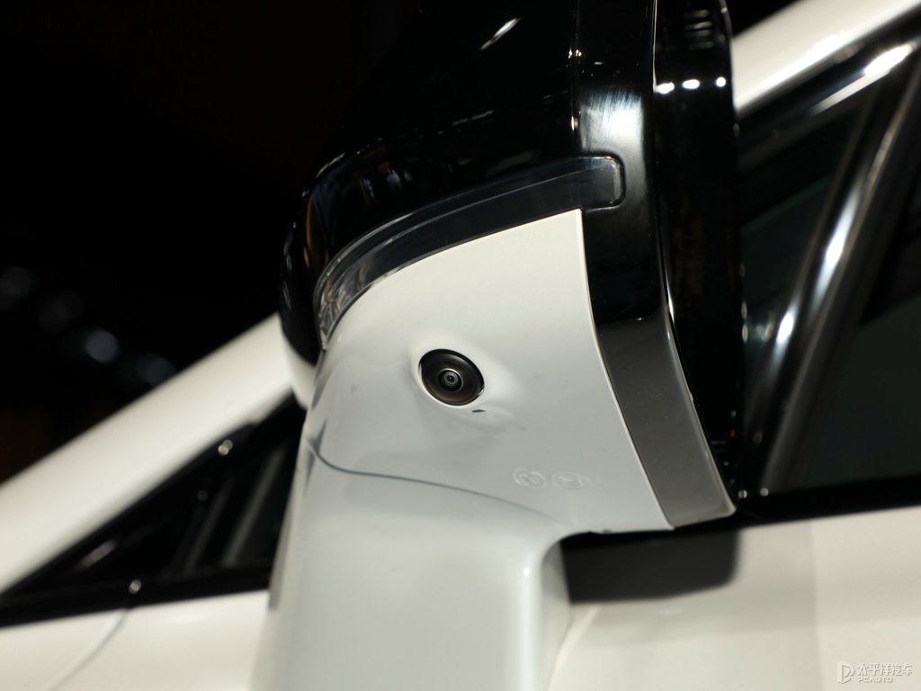 阿拉斯加白凱迪拉克XT5車身外觀圖片