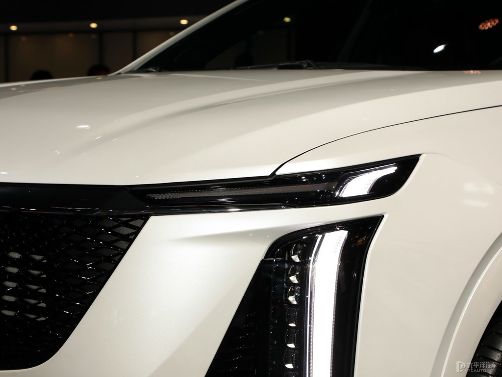 阿拉斯加白凱迪拉克XT5車頭外觀圖片