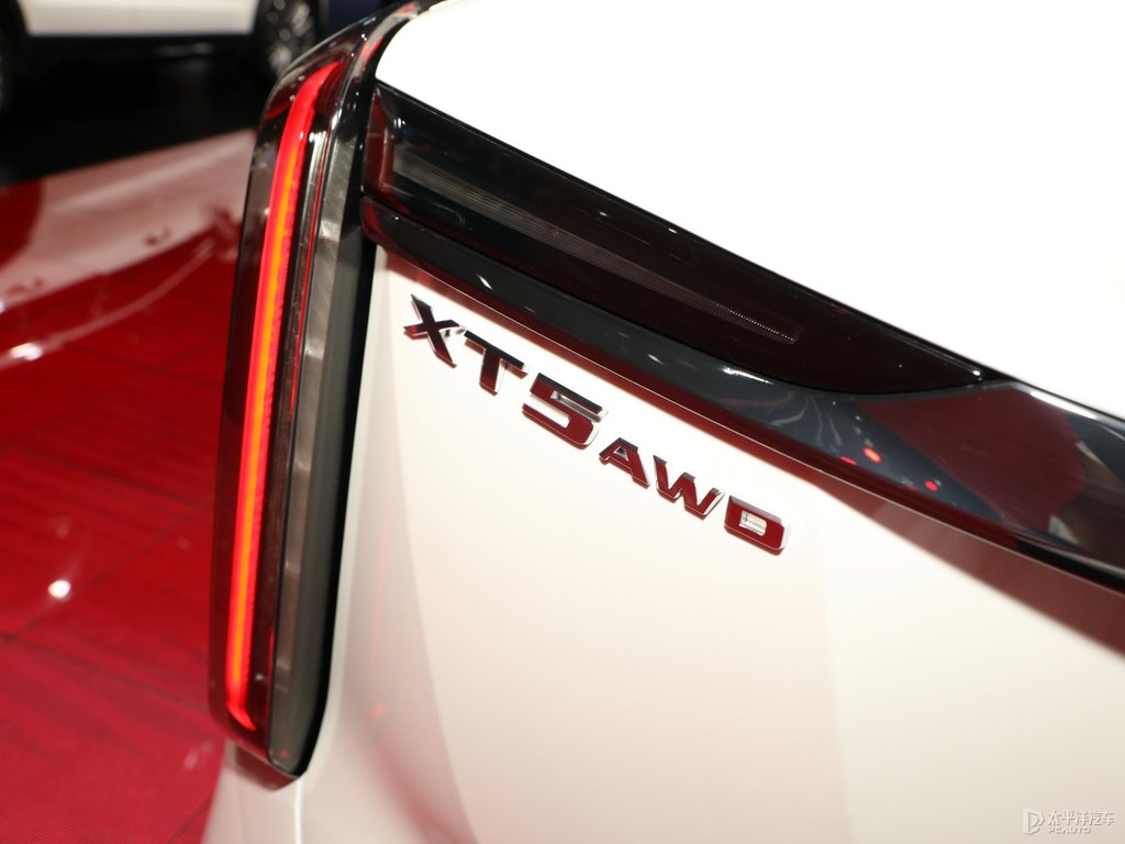 阿拉斯加白凱迪拉克XT5車尾外觀圖片