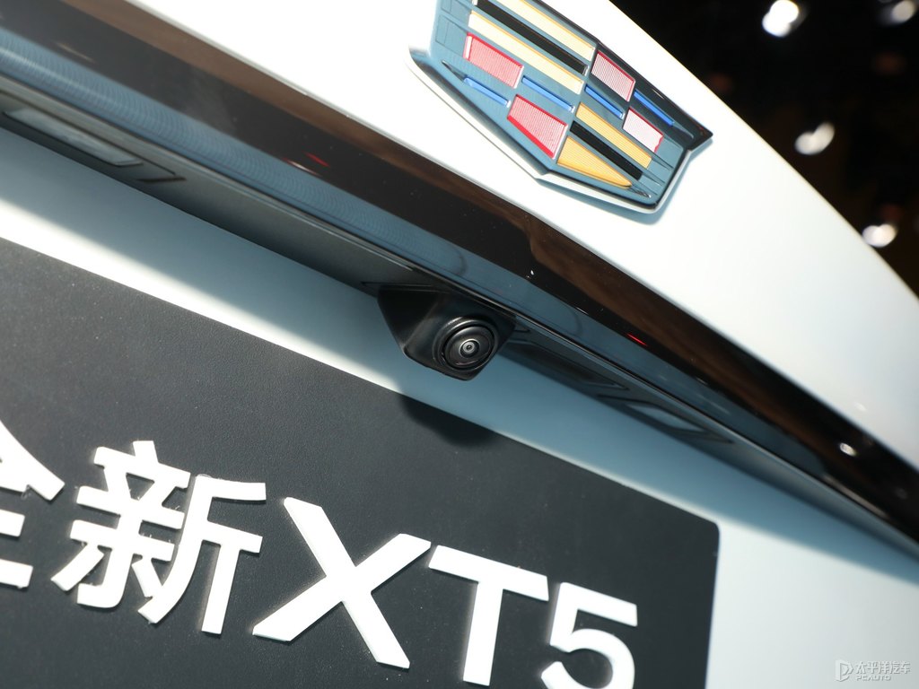 阿拉斯加白凱迪拉克XT5車尾外觀圖片