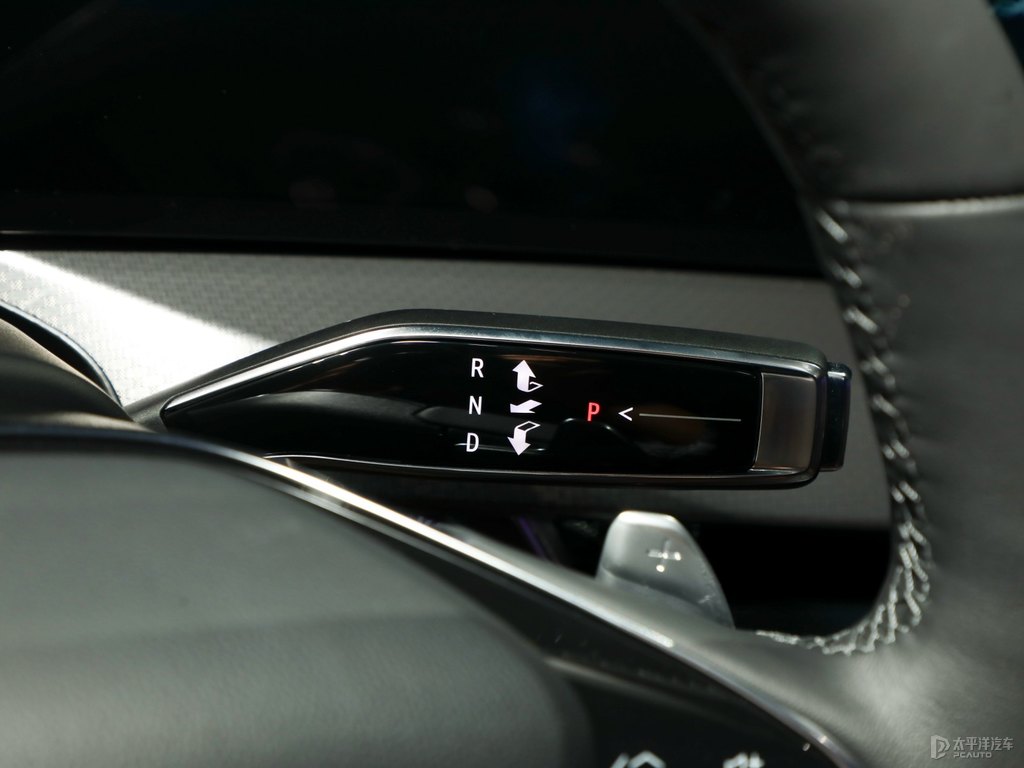 阿拉斯加白凱迪拉克XT5中控內(nèi)飾圖片