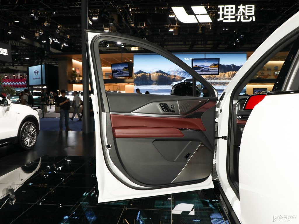 阿拉斯加白凱迪拉克XT5車(chē)廂內(nèi)飾圖片
