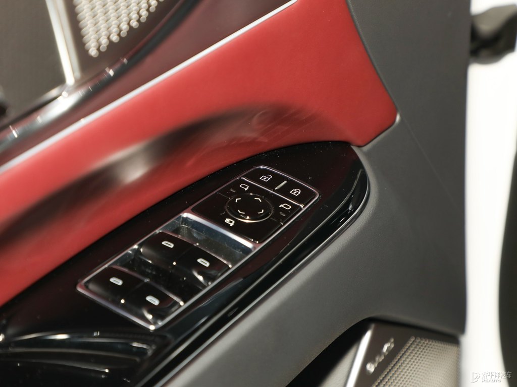 阿拉斯加白凱迪拉克XT5車廂內(nèi)飾圖片