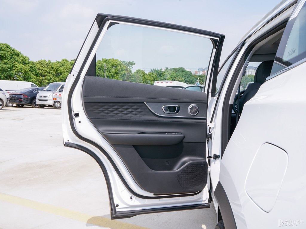 珍珠白瑞虎8 PLUS車廂內(nèi)飾圖片