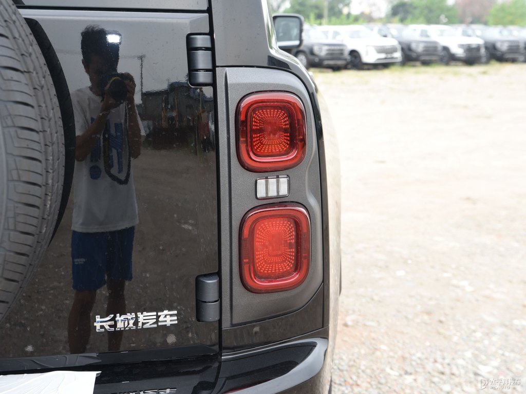 瓦當(dāng)黑哈弗H9車尾外觀圖片
