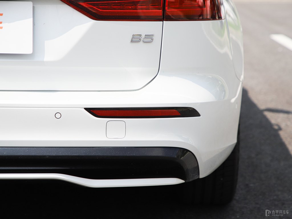 水晶白沃爾沃V60車尾外觀圖片