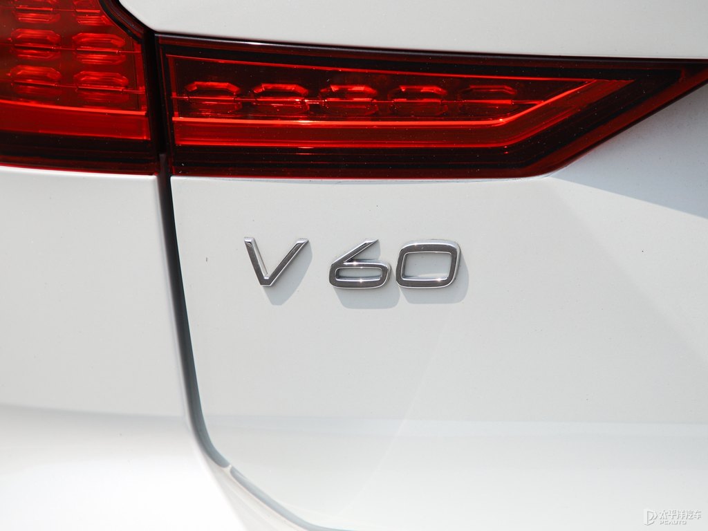 水晶白沃爾沃V60車尾外觀圖片