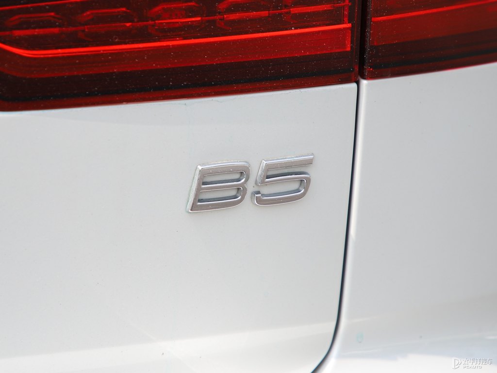 水晶白沃爾沃V60車尾外觀圖片