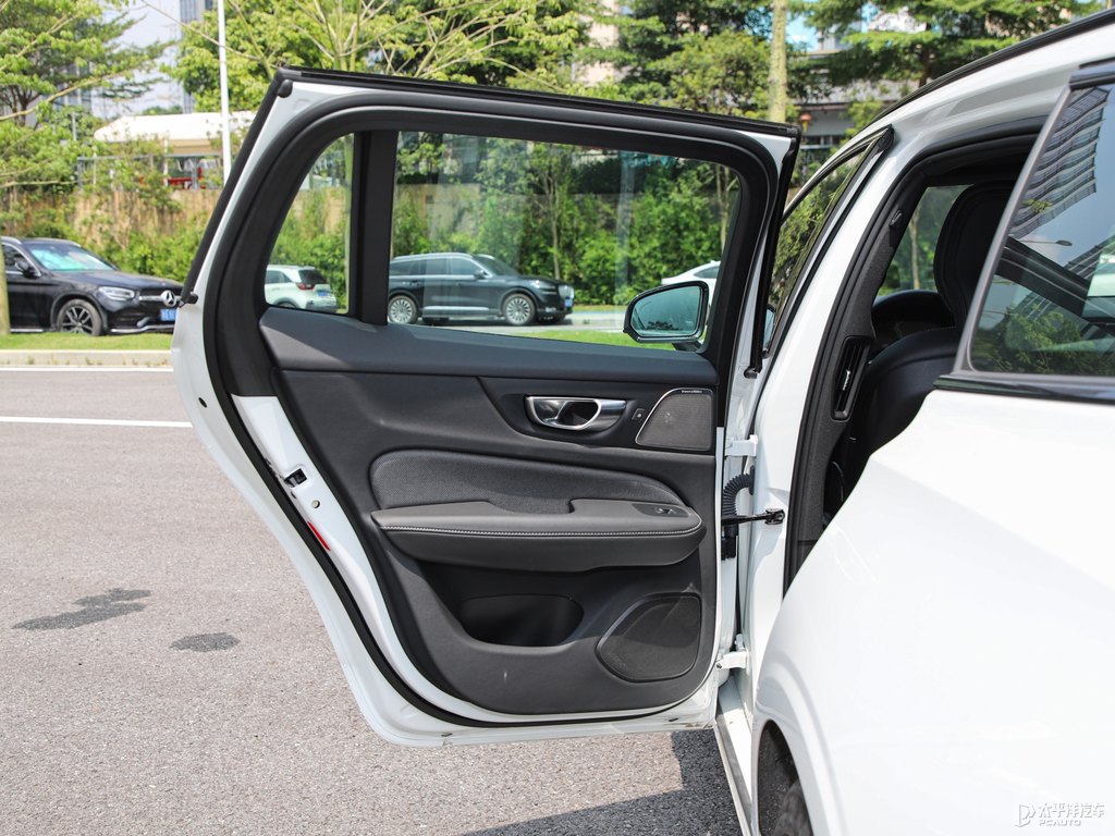 水晶白沃爾沃V60車廂內(nèi)飾圖片