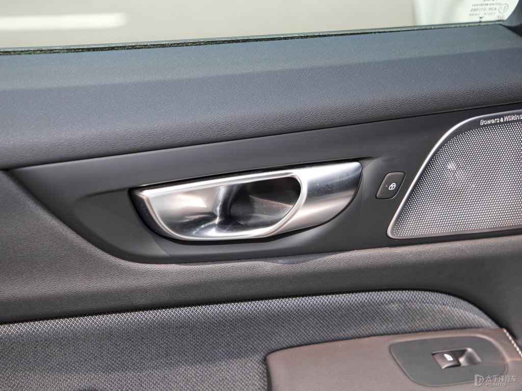 水晶白沃爾沃V60車廂內(nèi)飾圖片