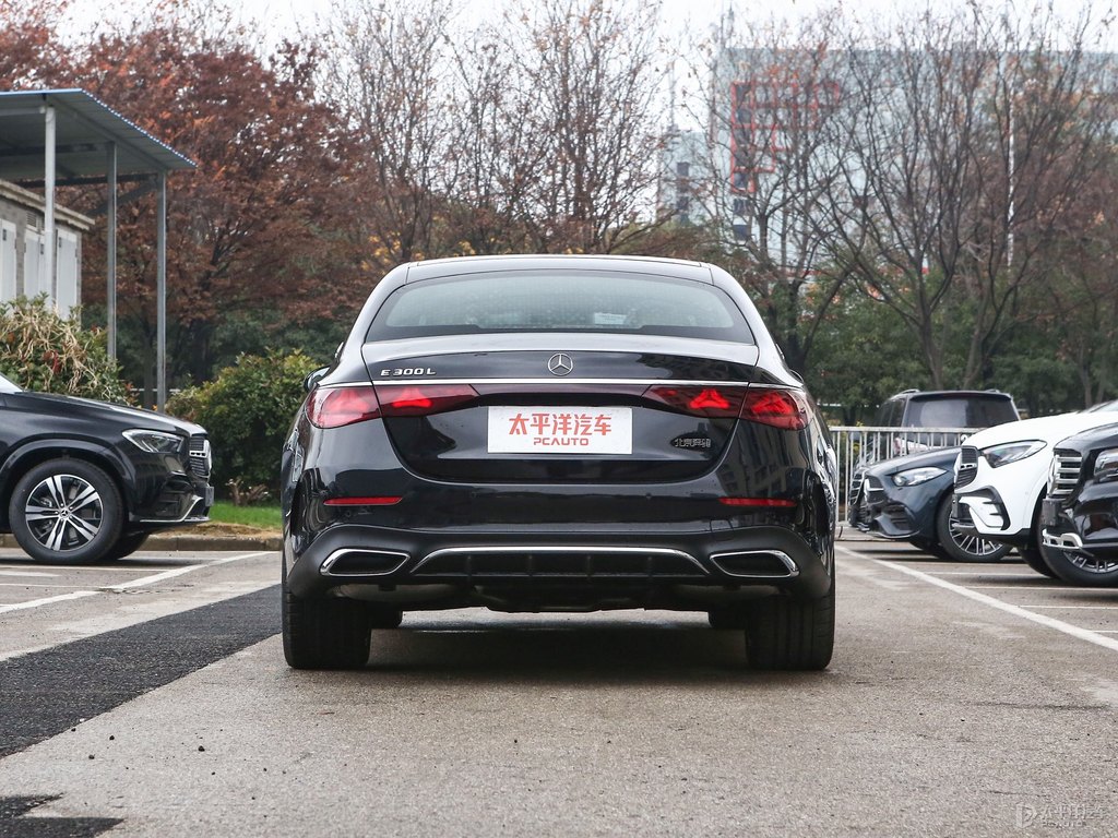 曜巖黑奔馳E級(jí)整車(chē)外觀外觀圖片