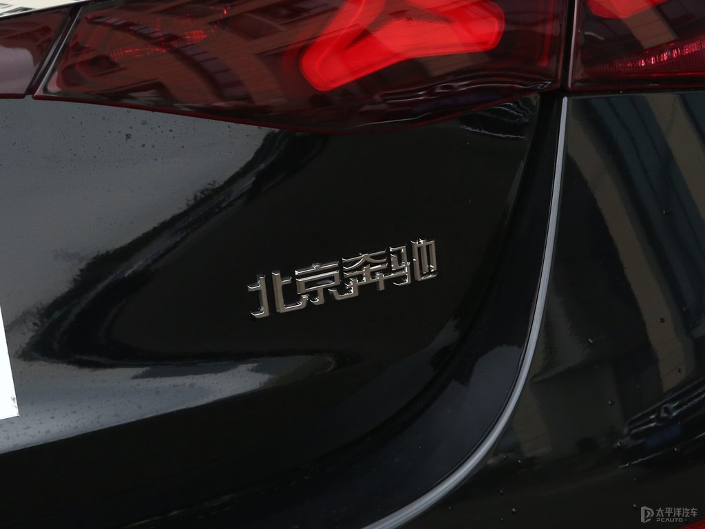 曜巖黑奔馳E級(jí)車尾外觀圖片