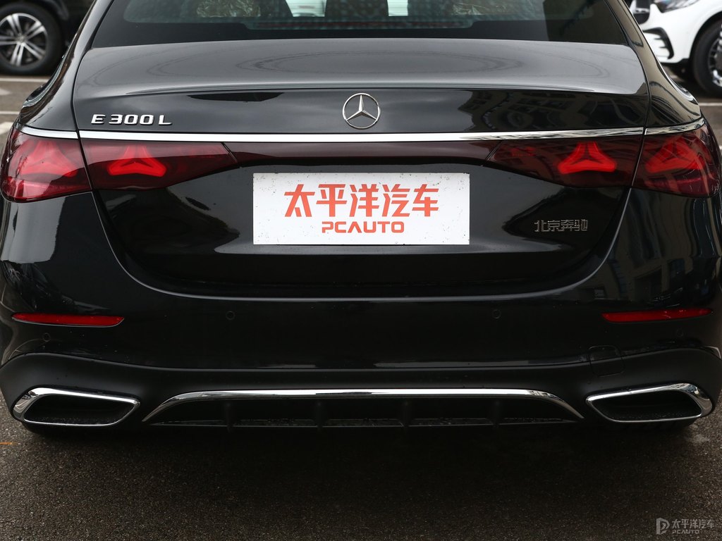 曜巖黑奔馳E級(jí)車尾外觀圖片