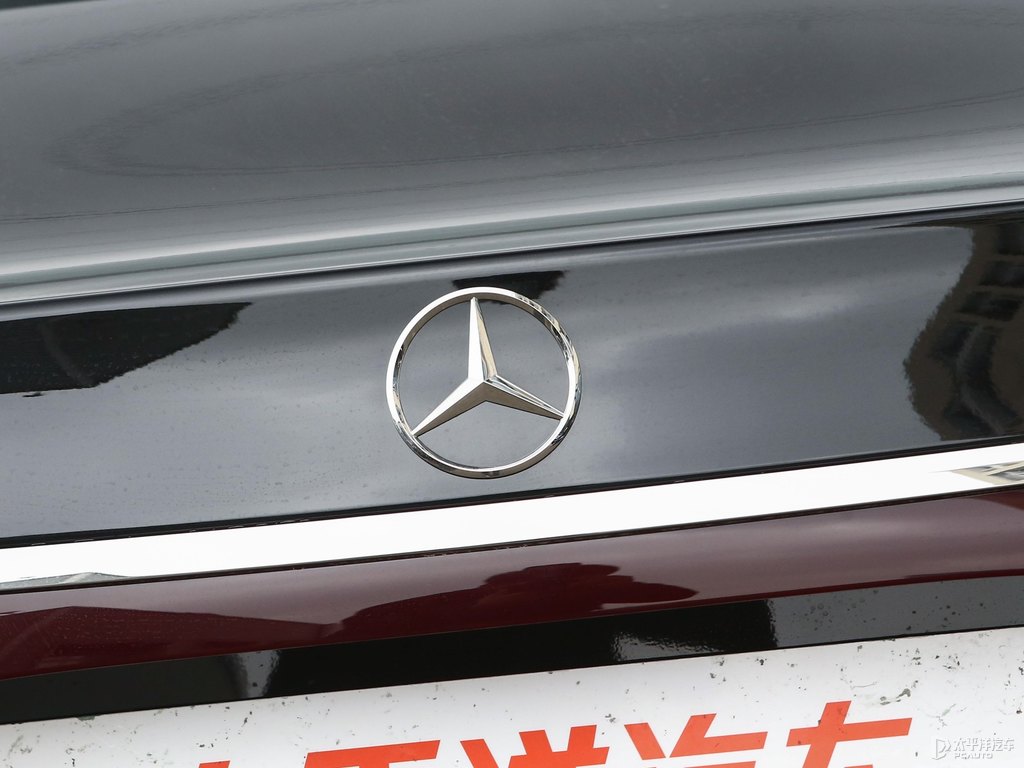 曜巖黑奔馳E級車尾外觀圖片