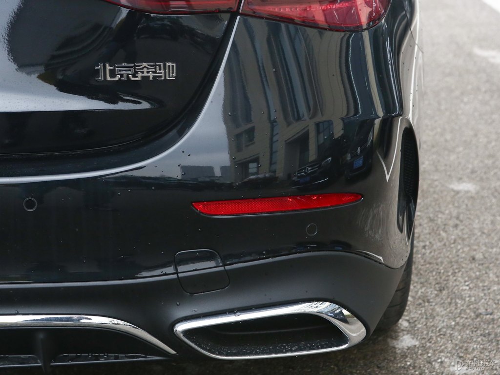 曜巖黑奔馳E級(jí)車(chē)尾外觀圖片