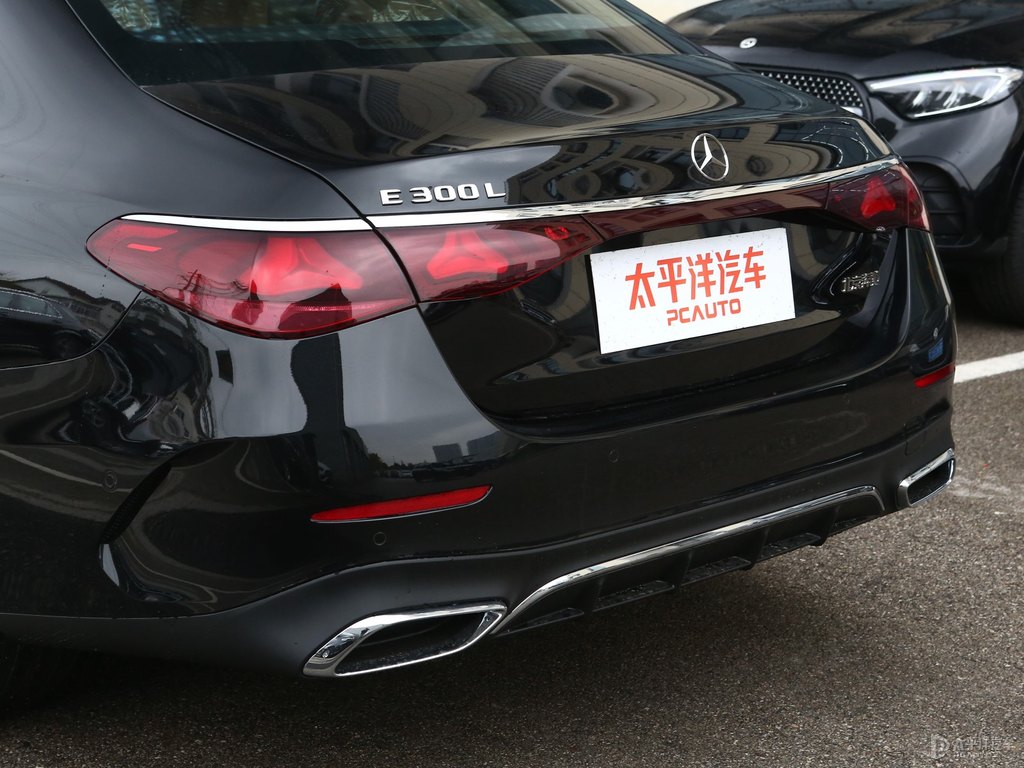 曜巖黑奔馳E級車尾外觀圖片