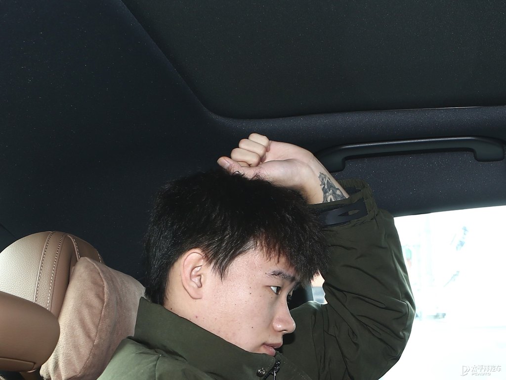 曜巖黑奔馳E級駕乘空間空間圖片