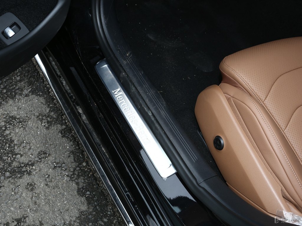 曜巖黑奔馳E級(jí)車廂內(nèi)飾圖片
