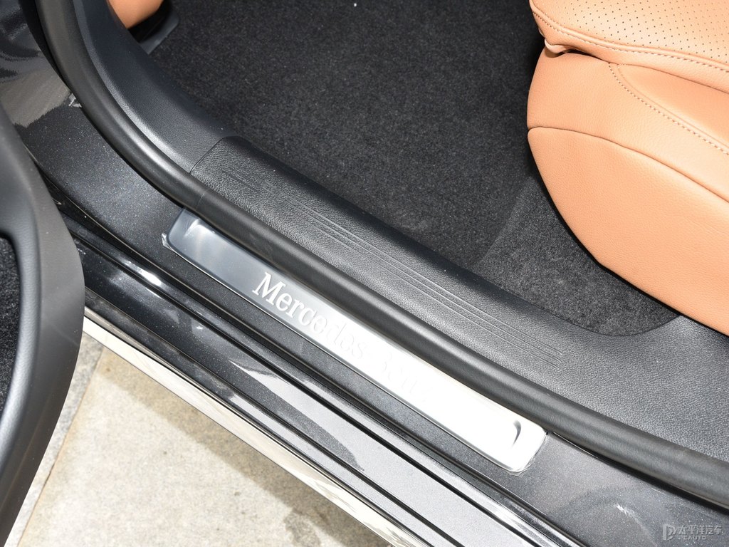 石墨灰奔馳E級(jí)車廂內(nèi)飾圖片