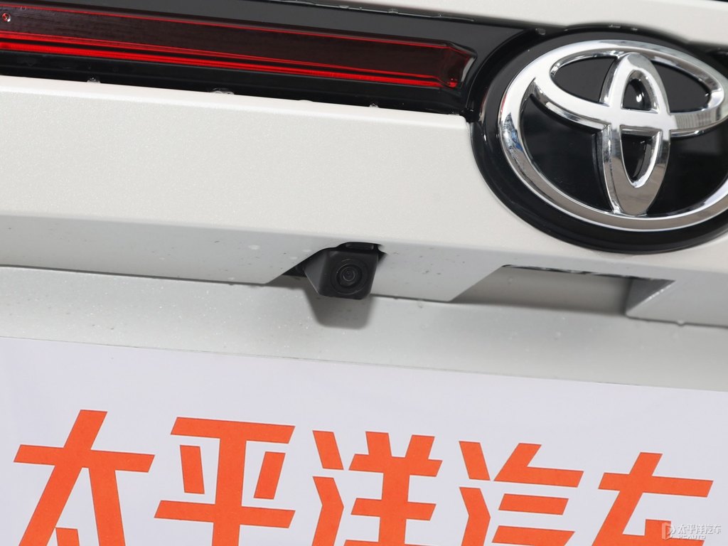 鉑金珍珠白威颯車尾外觀圖片